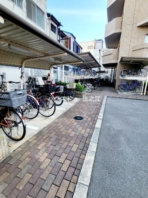★屋根付きの駐輪場ですので雨の日も安心。サドルが濡れる事も無いですね!