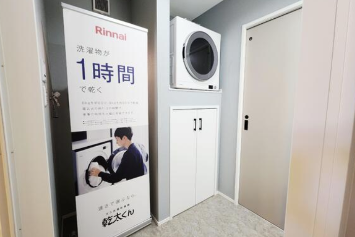 洗面室にはガス衣類乾燥機を設置。家事の負担を軽減できます。引戸でキッチンへつながる動線も考えた設計です。