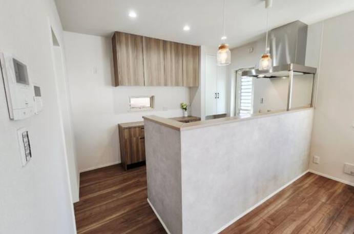 オープンなキッチンで明るいダイニングキッチンです。勝手口の横にはゴミ箱スペースや吊戸収納、サービスカウンターなど適材適所に設計されたキッチンスペースです。