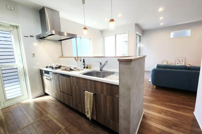 統一感のある木目扉のキッチンです。ビルトイン食器洗浄乾燥機を完備。キッチンからリビングまでも目が届きコミュニケーションを取りやすい間取りとなっています。