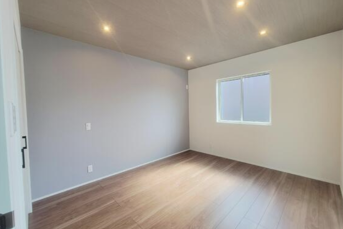 落ち着きのある内装の寝室です。ゆったりとした広さのバルコニーに面してますので使い方も広がります。