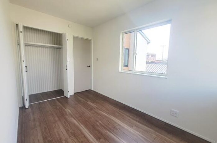 折戸で広く開くので使いやすい収納です。