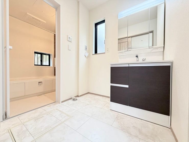 ◎洗面所(2/16撮影)
暮らしを快適に変えるシャワー付洗面化粧台!朝の身支度もスピーディに♪
3面鏡の裏は収納付きです!