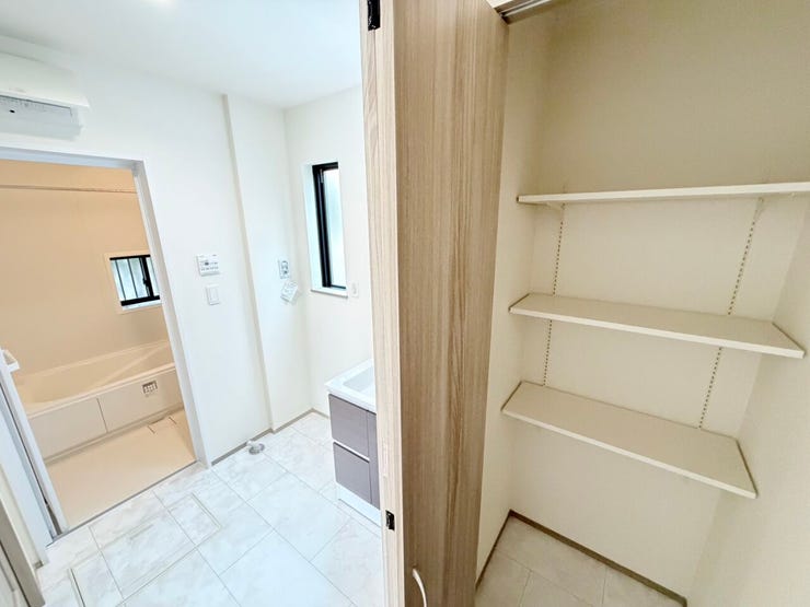 ◎洗面所収納(2/16撮影)
タオル収納などにも便利な可動棚付の折戸扉タイプの収納♪