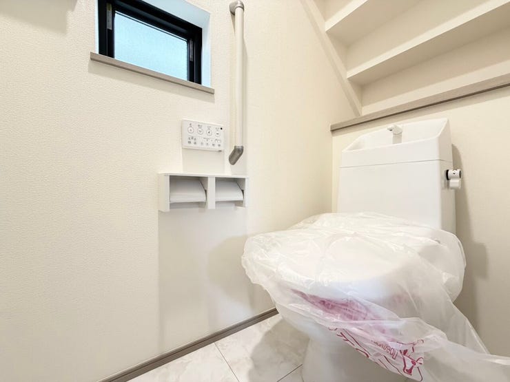 ◎トイレ(2/16撮影)
1・2階ともにウォシュレット付!2か所トイレがございますので、朝のトイレ渋滞も解消!窓付きで明るく、換気もできます◎