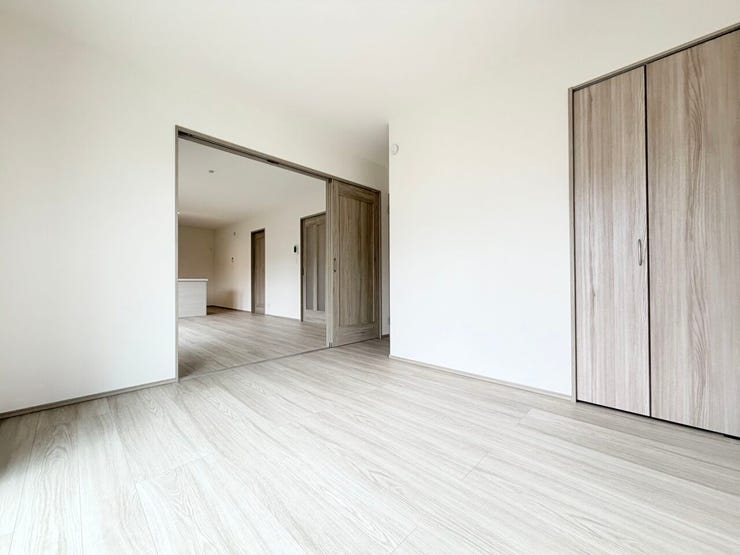 ◎1階洋室(2/16撮影)
廊下からも出入りできるので、客間としてのご利用も◎なリビング横の洋室!夜、帰りの遅いご主人の寝室としても!