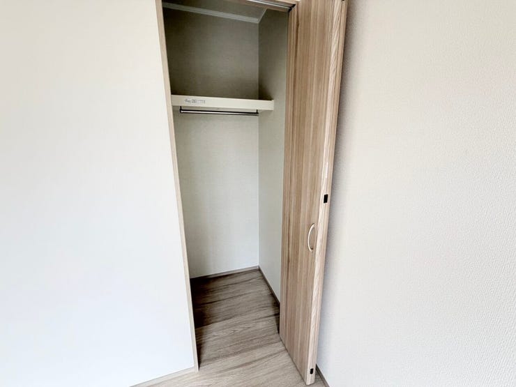 ◎収納(2/16撮影)
収納扉は折戸扉になっているので、最小限のスペースで開閉が可能です◎レールがないので埃もたまらず、掃除がしやすいですね♪