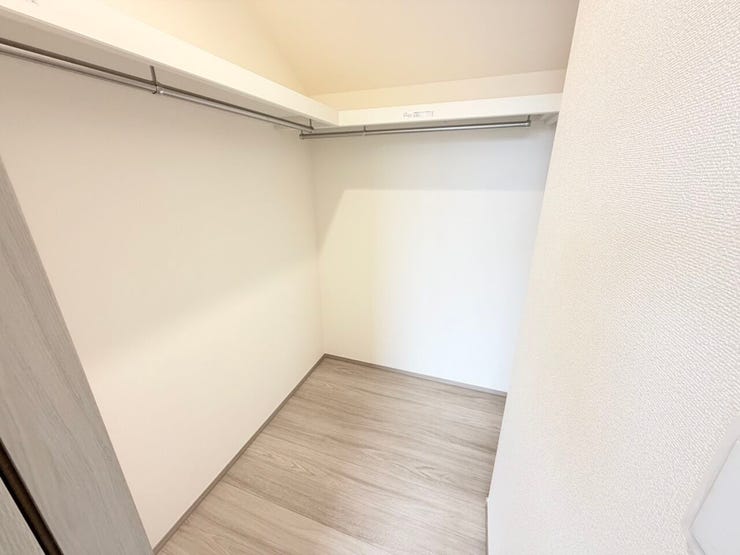 ◎WIC(2/16撮影)
【WICが標準装備!】
主寝室には季節物の衣類もスッキリ収納できるウォークインクロゼット!
ご夫婦の衣類もたっぷり収納できます!