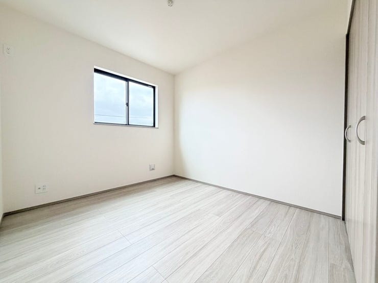 ◎洋室(2/16撮影)
お部屋のドアなどの建具は、家具と色もあわせやすい、人気のカラーです!