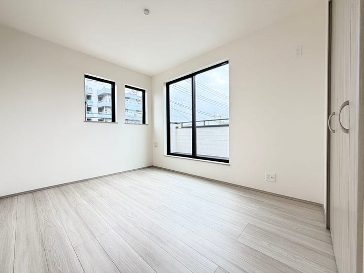 ◎洋室(2/16撮影)
全居室南向きでまんべんなく陽射しが差し込み、明るいお部屋に!