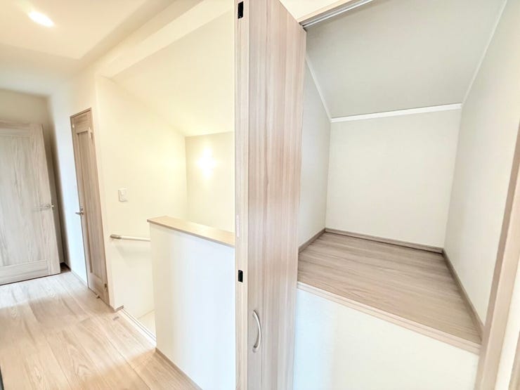 ◎2階廊下収納(2/16撮影)
2階へ上がると、階段横にも収納付!お掃除用具や季節物の家具・家電などの収納に便利なスペースです!