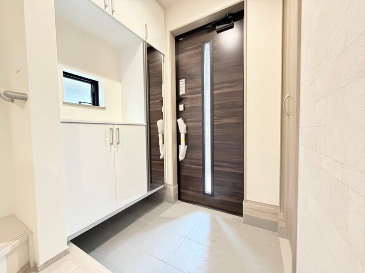 ◎玄関(2/16撮影)
玄関収納はたっぷり収納できる大容量サイズ!ご家族分の靴もすっきり収納できます。
玄関を出たらすぐ駐車場なので、雨の日の車の乗り降りや、お荷物の出し入れもスムーズ!