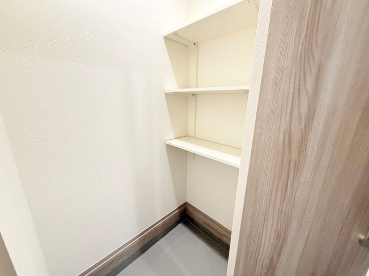 ◎SIC(2/16撮影)
玄関のすぐ横に収納付!可動棚が付いているので、SICとしてご家族分の靴収納にもOK!お子様が外で遊ぶおもちゃや、アウトドア用品の収納にも!