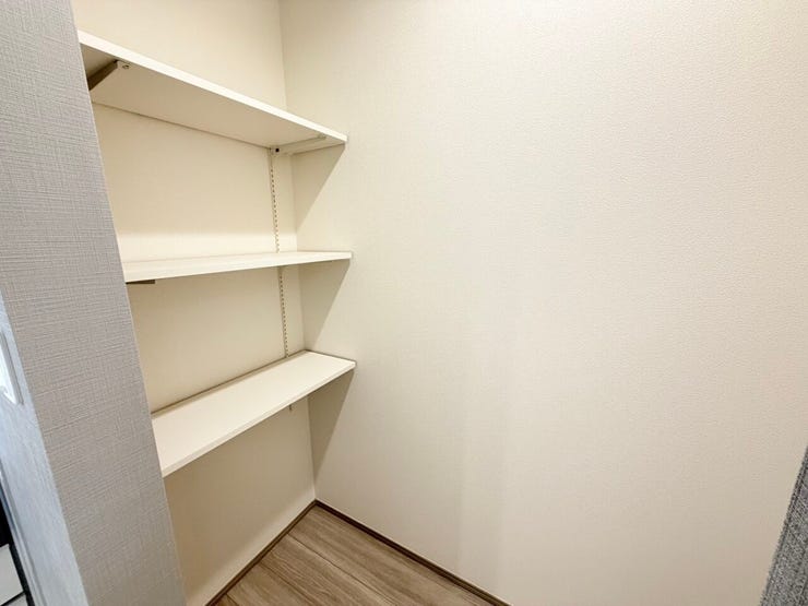 ◎パントリー(2/16撮影)
【キッチン横にはパントリー付!】
パントリー内には可動棚付!
使用用途に合わせて多様な使い方ができるので収納の幅も広がります!