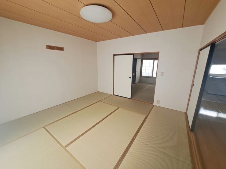 室内(2025年10月)撮影
◎現地案内予約受付中!◎
LDK横に設けられた和室は、お子様の遊び場や奥様の家事スペースにも◎