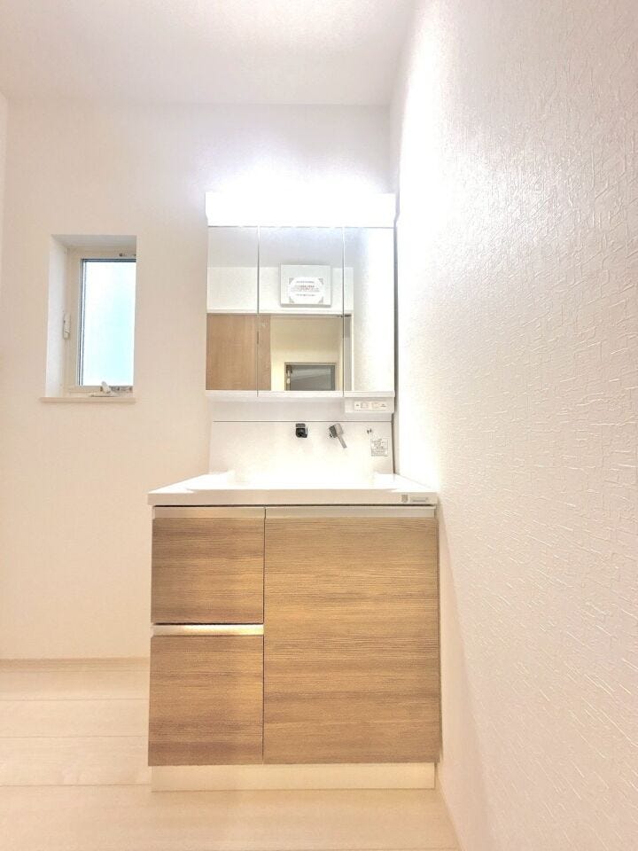 三面鏡付き洗面台は鏡の裏に大容量の収納があり、収納物を隠すことが出来ます!