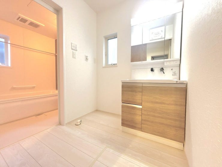 洗面所に窓があることで換気がしやすく、日中は照明がなくても十分な明るさを確保できます!