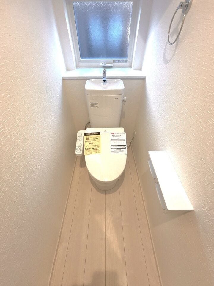 温水洗浄便座はトイレットペーパーの使用量を減らせるため、肌への負担が軽減され、特に敏感肌の方に適しています!