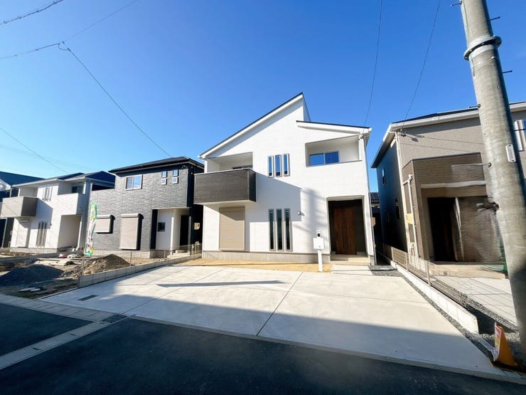 駐車スペースが広いことで、車の乗り降りや荷物の積み下ろしが余裕を持って行えます。特に大型車にも対応しやすいです。