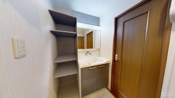 ■三面鏡付洗面台で朝の忙しい準備も楽々♪ タオルや着替え、洗剤・シャンプーのストックなどを収納するのに便利な棚付きです!