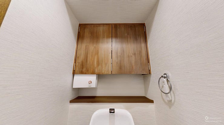 ■トイレ中には備え付けの吊棚収納があるのでスッキリ片付きます!