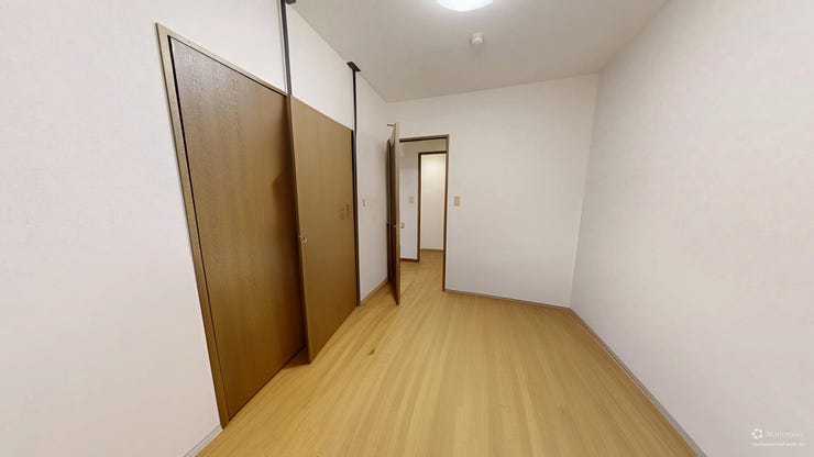 ■北側洋室①の大容量のクローゼット。衣類はもちろん大きな荷物も収納しやすいクローゼット!