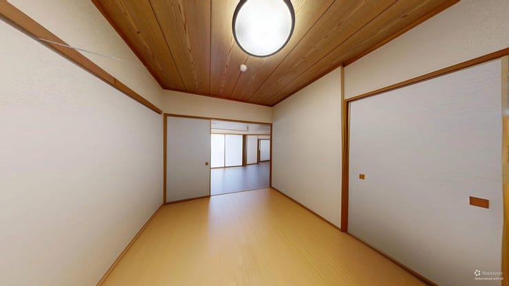 ■LDK に隣接した和室。客間としても寝室としても用途に合わせて活用できます◎
(現在はフローリング調のマットが敷いてあります)