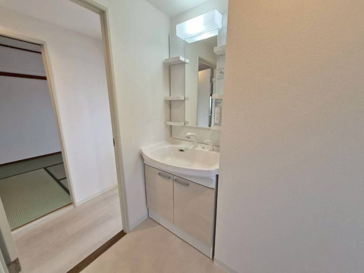 整理整頓がしやすい収納棚付き。