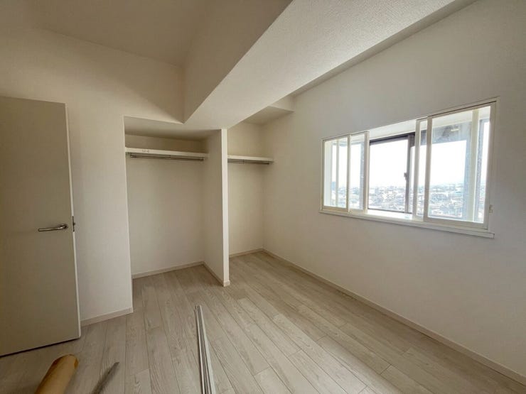 洋室はオープン収納あります。ハンガーパイプもあるので洋服もそのままかけられます。