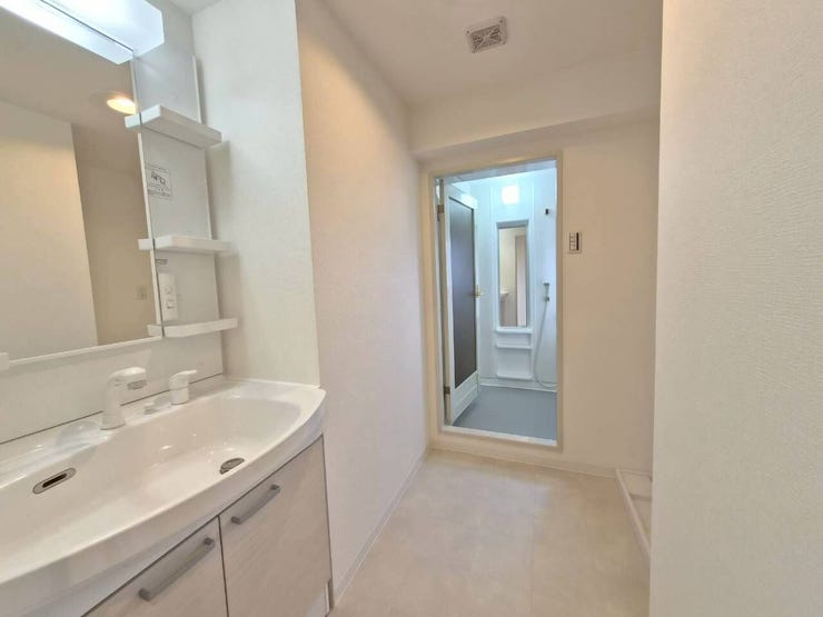 脱衣スペースは十分な広さがあり、お着替えもしやすい設計です。