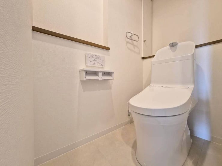 トイレも新品交換しております。ペーパーホルダーも2個付きで便利です!