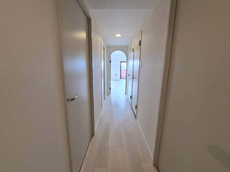 白で統一された清潔感ある空間。毎日使う場所だからこそ、明るさは大切です!