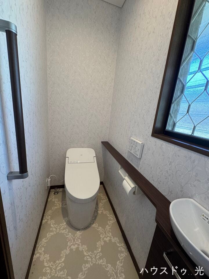 ■□■1階トイレ■□■リフォームされたトイレは清潔さと静けさを両立した空間。心落ち着くひとときを過ごせる、プライベートなレストルームです。