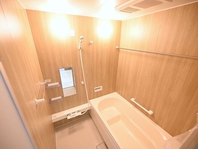 浴室乾燥機付きなので雨の日でも、洗濯物が楽々乾かせます♪オートバスです。追焚機能があるので水道代の節約にもなります。窓があるので明るく換気も出来ます。浴槽は半身浴にもぴったりのベンチ付き。