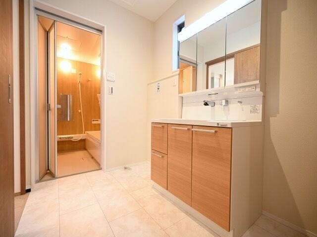 3面鏡仕様の洗面台。鏡の裏が収納になっていて小物がスッキリ片付きます。
忙しい朝に嬉しいシャワー付♪
お子様と並んで朝の身支度ができます♪