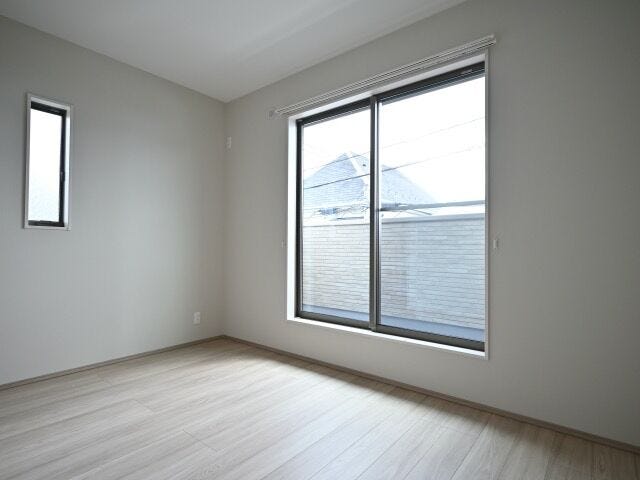 バルコニーへ出入り可能な洋室です。
2階はすべてのお部屋に収納が設けられており、寝室や子供部屋にぴったりです。