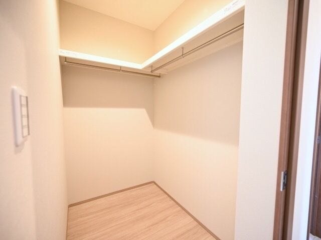 収納力のあるウォークインクローゼット。棚や収納ケースなどを組み合わせることで使い方が広がりますね。物が多くてもスッキリ片付きそうです。