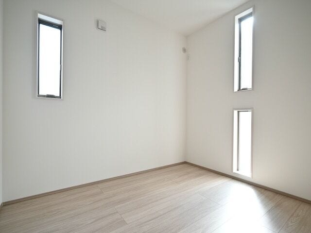 お洒落な窓がついた4.4帖洋室です♪
窓が2つあると風通しもよさそうですね。