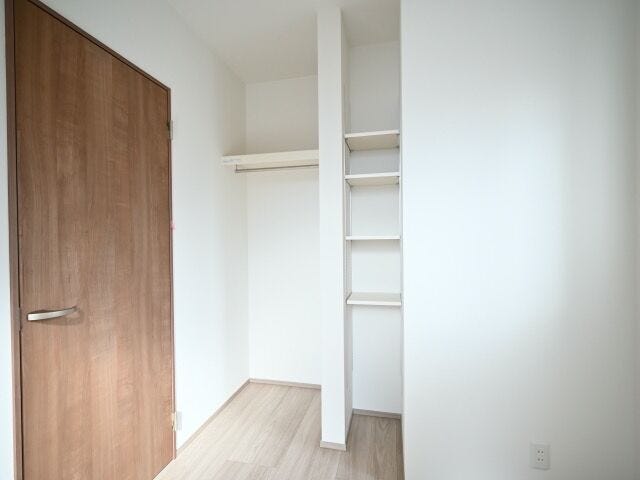 備え付けの棚がある4.4帖の洋室です。色んな使い方ができそうですね。