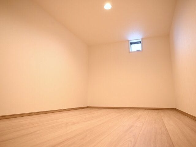 2階廊下からハシゴで上がる事ができる小屋裏収納4.7帖です。窓もあるので換気も出来ます♪