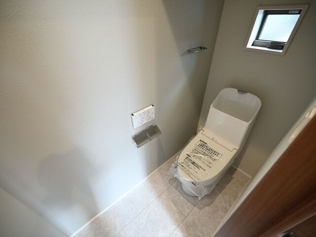 お洒落な雰囲気の1階トイレです。
トイレは2階にもあります♪
写真には写っていませんが、棚があります♪