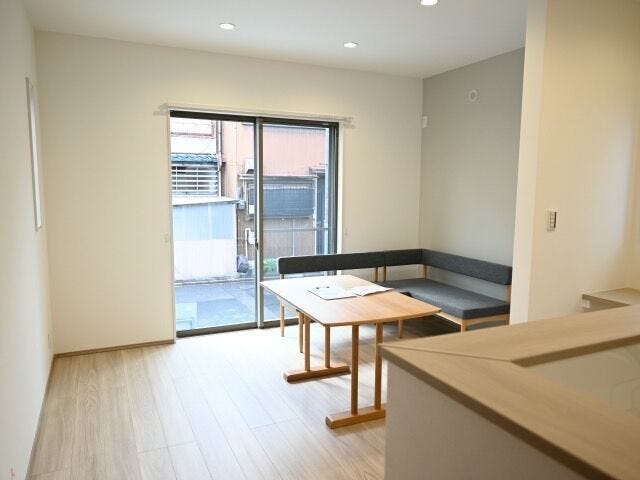 窓が大きめなので開放感がありますね。
落ち着いた雰囲気のリビングです。