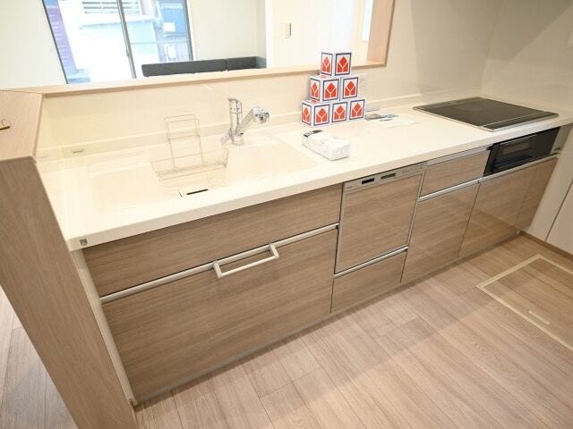 Ihクッキングヒーター3口です。一度にたくさんのメニューが作れます!シンクにはシャワーヘッドが着いていて大きい鍋やシンク掃除もらくらく♪家事もはかどりそう。ビルドイン式の食洗機付きで後片付けも楽々♪