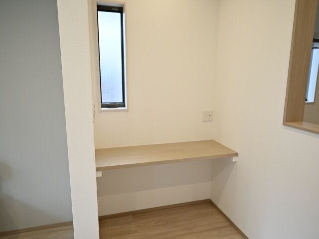 備え付けのテーブルスペースがあります。リモートやお子様のリビング用勉強机にしたり使い方もいろいろありそうですね。