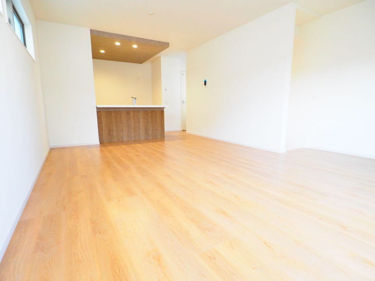 明るいリビングはオープンでのびやかな空間を生み出し、こだわりの「広がり」と「ゆとり」。家族と過ごす時間を大切にした住空間です。