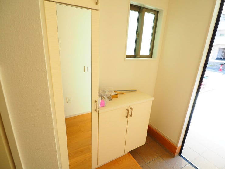 大きなシューズボックスと姿見つきの玄関♪靴が多くてもすっきり片付きます。
