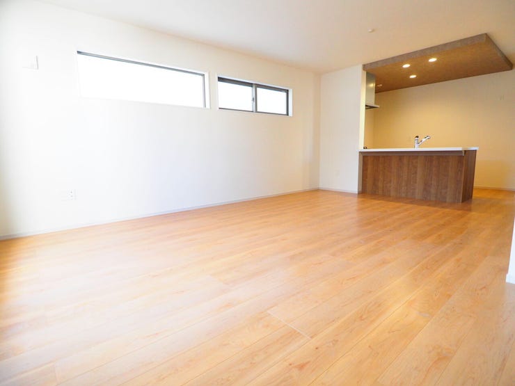 18.2帖のリビングダイニング。優しい木目調のフローリングが魅力です。南側の窓からは、いつでもあたたかな陽光が差し込みます♪