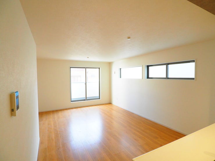 太陽の降り注ぐ大きな窓があり、明るく開放感のあるリビングです。