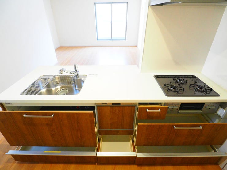 ご家族を近くに感じながら食事の支度が進むオープンキッチンです
。かさばる調理器具や食品ストックもスッキリ片づけられます