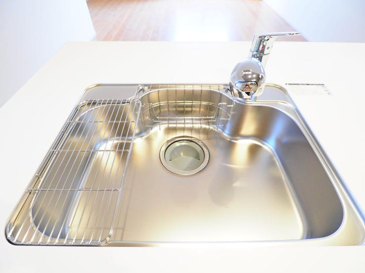 シンクにはシャワーヘッドが着いていて大きい鍋やシンク掃除もらくらく♪